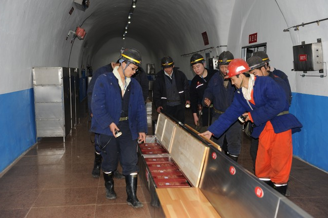 鹿洼煤矿开展避难硐室使用方法培训