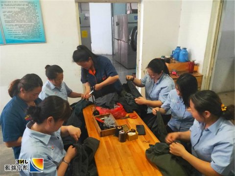 运河煤矿女工协管员“将安全缝到衣服里”