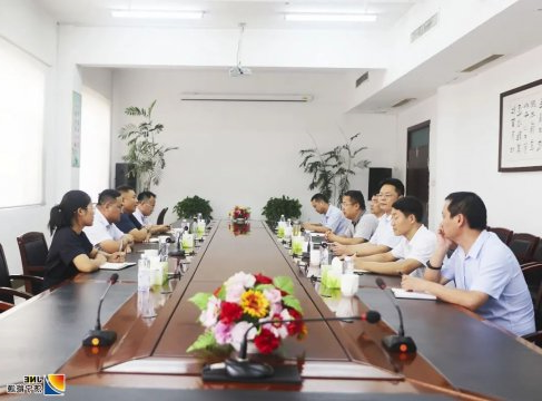 李明富同汶上经济开发区工作组洽谈合作发展事宜