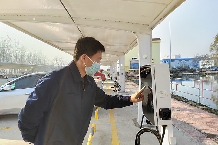 义桥煤矿新建新能源便捷式充电桩车位36个，配备充电基础设施的比例达到了公共车位数量的11.3%，解决了充电难的问题。（地点：义桥煤矿，拍摄：汤楠楠）1.jpg