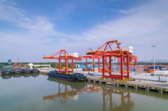 一船渔火通南北，泱泱运河赋华章