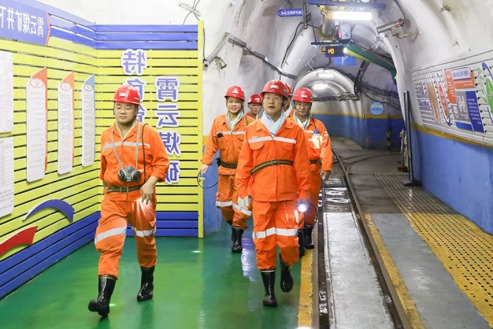 王崇景“四不两直”到霄云煤矿督导检查工作