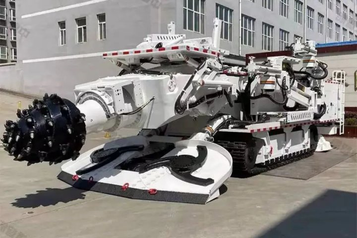 霄云煤矿首套掘锚一体机顺利安装完成