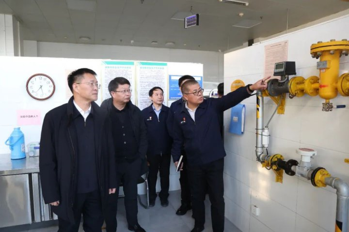 王崇景“四不两直”到相关企业督导检查消防安全工作