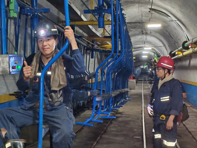 花园煤矿平巷架空乘人装置铺就职工幸福路