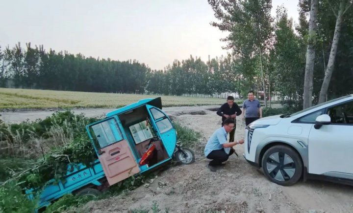 七旬老人连人带车坠入深沟，阳城煤矿三名职工上演“极速营救”