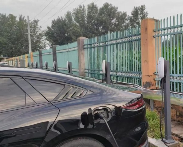 为职工办实事丨梁山港双管齐下破解职工充电停车难题