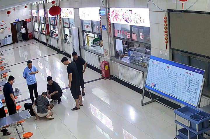 陌生男子餐厅突发昏厥，金桥煤矿职工挺身施救化险为夷
