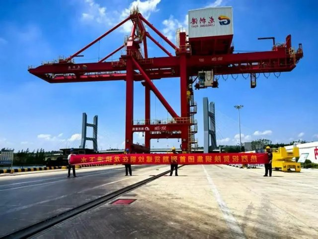 龙拱港成功接卸首列陕钢期货螺纹钢专列