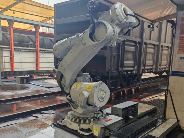 梁山港智能摘挂钩机器人系统投入使用