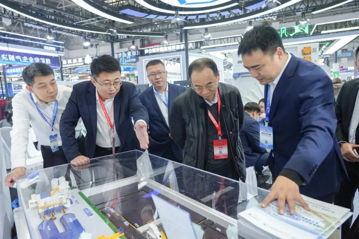 中国工程院院士到中国国际煤炭展海纳科技展区参观交流